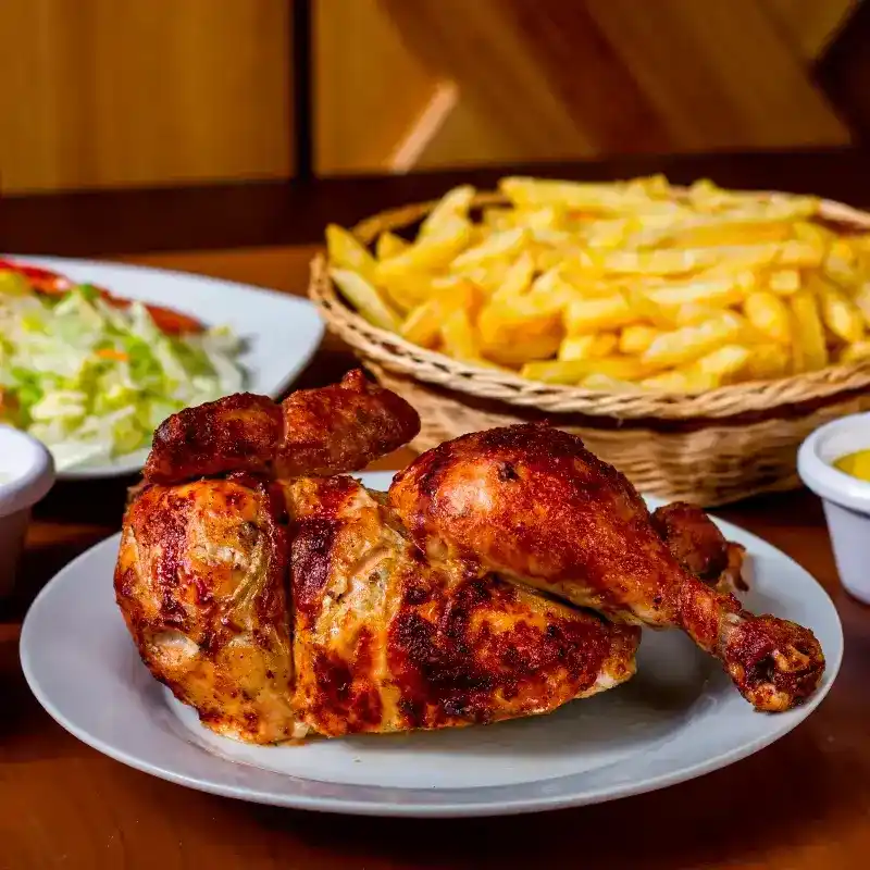 1/2 Pollo a la Brasa con papas, ensalada y cremas